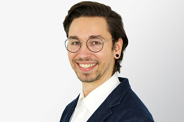 Marvin Kuhnt ist jetzt Bachelor of Engineering Erfolgreicher Studienabschluss: Marvin Kuhnt ist jetzt Bachelor of Engineering