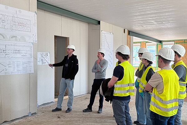 FH Münster zu Gast bei Holzbauprojekt der assmann gruppe Exkursion zur Baustelle des neuen Rathauses in Hörstel
