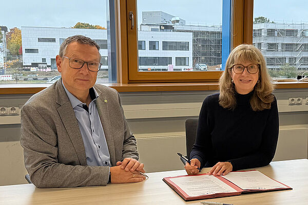 Vertragsunterschrift Olaf Bruske - Campus Sankt Augustin Projektsteuerung für Hochschulneubau in Sankt Augustin