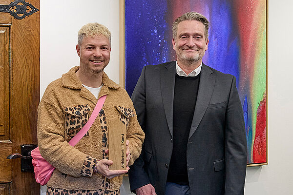 Kunstförderpreis für Kristo GF Christian Cramer überreicht Kristo den Kunstförderpreis
