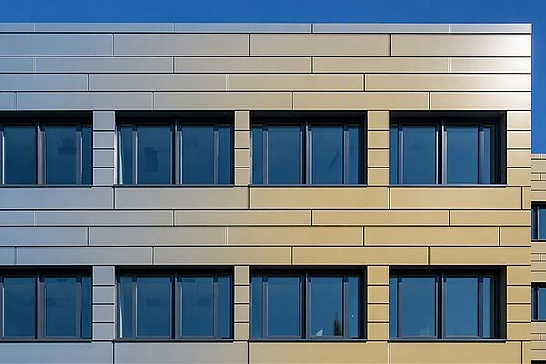 Fassade des ZLI in wechselnden Farben Zentrum für Logistik und IT
