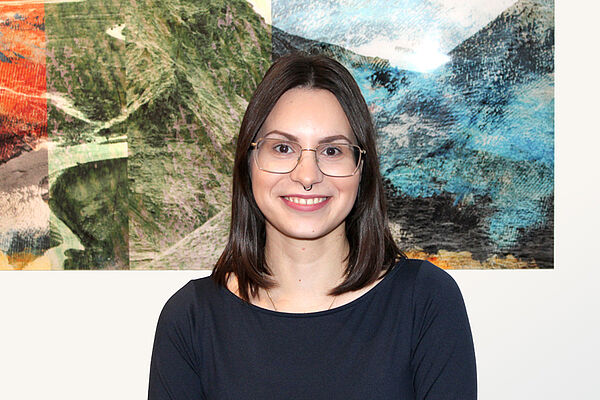 Christina Giourka ist jetzt Kauffrau für Büromanagement Christina Giourka schließt ihre Ausbildung erfolgreich ab