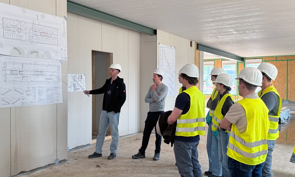 FH Münster zu Gast bei Holzbauprojekt der assmann gruppe Exkursion zur Baustelle des neuen Rathauses in Hörstel