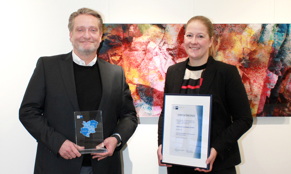 Simone Bergmann von der IHK Dortmund gratuliert persönlich Christian Cramer. 50 Jahre assmann architekten GmbH