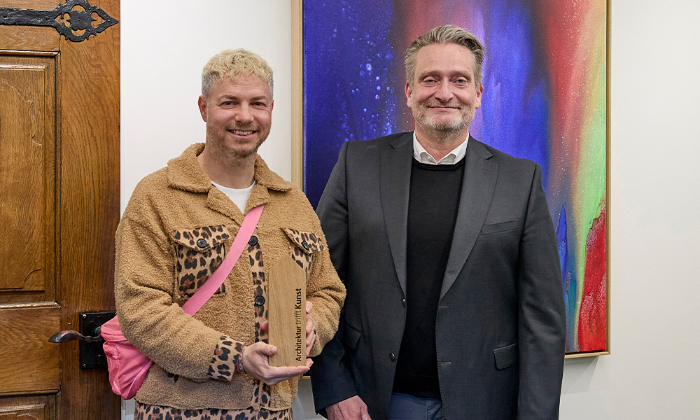 Kunstförderpreis für Kristo GF Christian Cramer überreicht Kristo den Kunstförderpreis