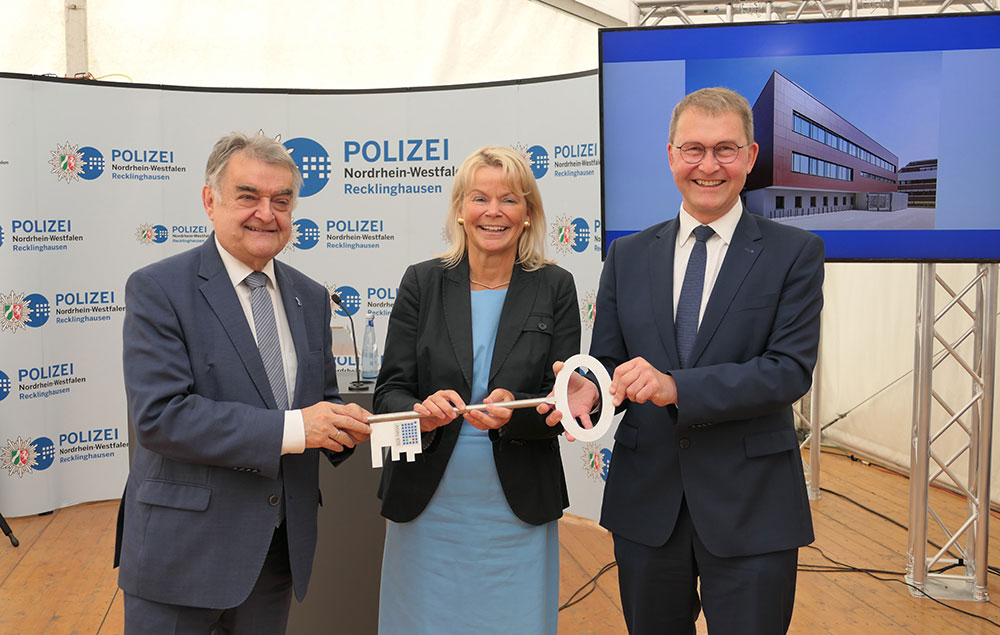 Symbolische Schlüsselübergabe für die Erweiterung des Polizeipräsidiums Recklinghausen